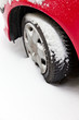 Winterreifen eines Autos im Schnee.