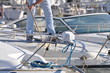 homme debout qui nettoie son bâteau au port