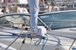 homme debout qui nettoie son bâteau au port