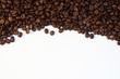 Kaffeebohnen auf weißem Hintergrund