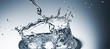 Wasserstrahl mit Tropfen und Krone 2
