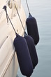 détail avant d'un yacht avec bouée