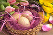 Osternest gerahmt von Tulpen
