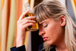 Photo: Alkohol und Missbrauch - Frau trinkt zu viel Schnaps Alkohol und Missbrauch - Frau trinkt zu viel Schnaps