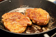Paniertes Schnitzel in der Pfanne