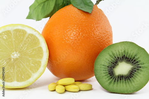 Foto: früchte mit vitamintabletten früchte mit vitamintabletten
