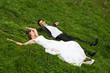 Foto: hochzeitspaar liegt in der wiese hochzeitspaar liegt in der wiese