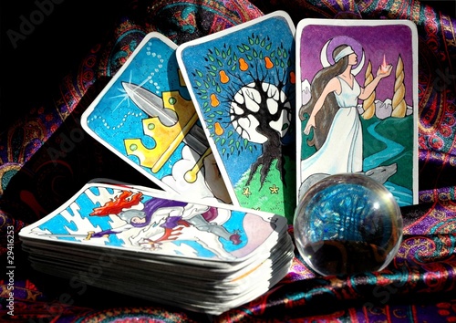 Foto: Tarot cards and crystal ball Tarot cards and crystal ball