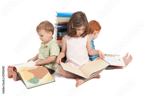 Foto: Kids reading books Kids reading books