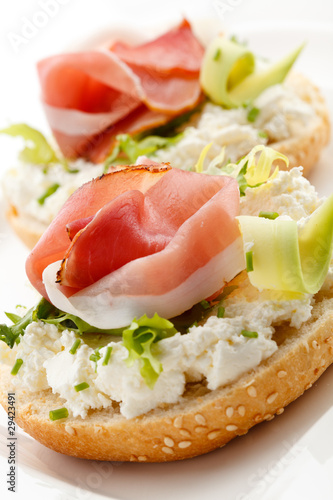 Photo: Bread with cream cheese and smoked bacon Bread with cream cheese and smoked bacon