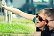 Foto: Emotional teenage couple photographing outdoor Emotional teenage couple photographing outdoor