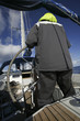 Skipper am Ruder eines Segelbootel
