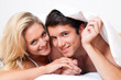 Paar hat Spass im Bett. Lachen, Freude und Erotik