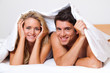 Paar hat Spass im Bett. Lachen, Freude und Erotik