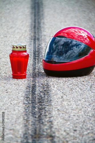 Foto: Unfall mit Motorrad. Verkehrsunfall mit Bremsspur Unfall mit Motorrad. Verkehrsunfall mit Bremsspur