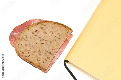 Foto: Brot mit Buch Brot mit Buch