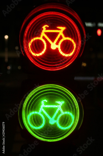 Foto: Grüne und rote Ampel für Radfahrer Grüne und rote Ampel für Radfahrer