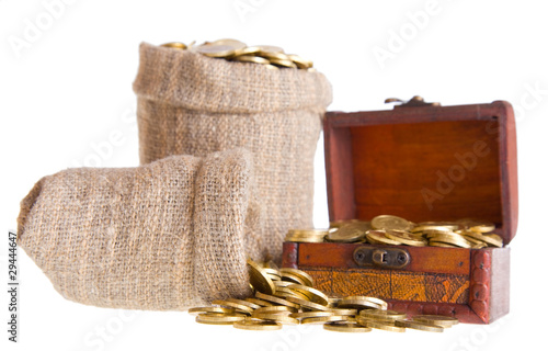Foto: Wooden chest and two bags filled with coins Wooden chest and two bags filled with coins