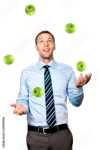 Photo: Mann jongliert mit Äpfel Mann jongliert mit Äpfel