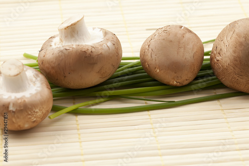 Foto: Champignons und Schnittlauch Champignons und Schnittlauch