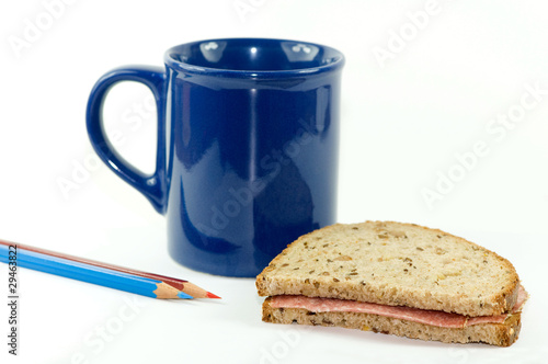 Foto: Brot mit Tasse und Buntstifte Brot mit Tasse und Buntstifte