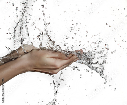 Foto: woman hand in water splash woman hand in water splash