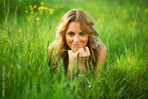 Foto: blonde on grass blonde on grass