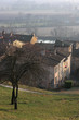 Village et rivière dans la brume Village et rivière dans la brume