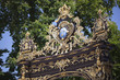 grille baroque en fer forgé doré