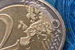 Foto: Two Dollar Coin on Twenty Euro Note Two Dollar Coin on Twenty Euro Note