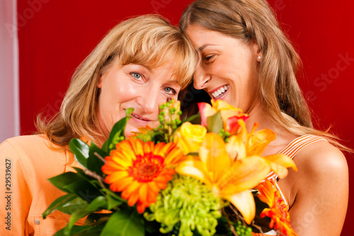 Photo: Muttertag oder Geburtstag – Blumen und Frauen Muttertag oder Geburtstag – Blumen und Frauen