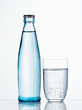 Mineralwasserflasche mit Glas
