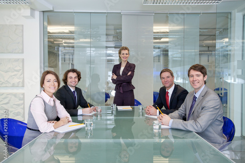 Foto: Confident businesspeople in conference room Confident businesspeople in conference room