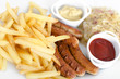 Bratwurst mit Sauerkraut und Pommes Frittes