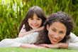 Foto: Adorable mother with her daughter in the garden Adorable mother with her daughter in the garden