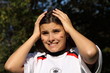 weiblicher Fußballfan hält die Hand über den Kopf