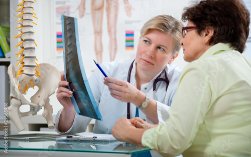 Foto: Doctor explaining x-ray results to patient Doctor explaining x-ray results to patient