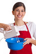 lachende Frau beim backen