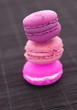 Macarons aux fruits rouges fond noir Macarons aux fruits rouges fond noir