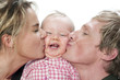 Foto: Portrait d'un couple embrassant leur bébé joufflu Portrait d'un couple embrassant leur bébé joufflu