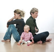 bébé et jeunes parents en conflit