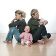 Foto: bébé entre ses parents en dispute bébé entre ses parents en dispute