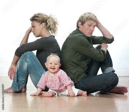 Foto: jeunes parents en désaccord sur l'éducation des enfants jeunes parents en désaccord sur l'éducation des enfants