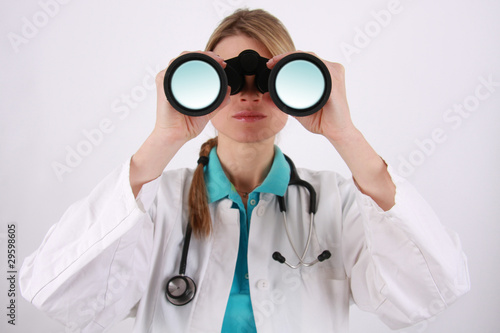 Foto: Junge Medizinerin mit Fernglas Junge Medizinerin mit Fernglas