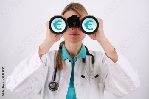 Foto: Verdienstaussichten - Junge Ärztin mit Fernglas, Eurozeichen € Verdienstaussichten - Junge Ärztin mit Fernglas, Eurozeichen €