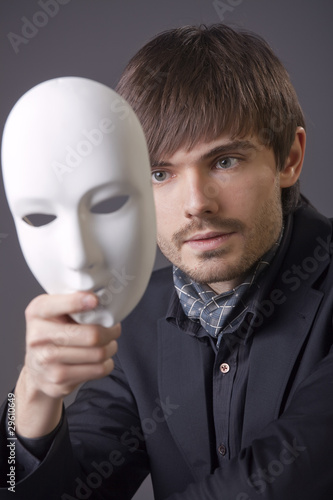Foto: man hiding face under white mask man hiding face under white mask