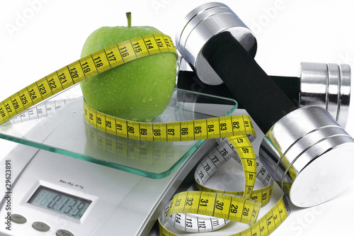 Photo: apfel auf waage mit hanteln apfel auf waage mit hanteln