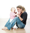 jeune mère et son bébé jouant ensemble