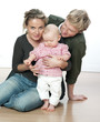 Foto: jeune couple heureux fier de leur bébé jeune couple heureux fier de leur bébé