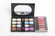 Foto: Used makeup kit with eye shadows isolated on white Used makeup kit with eye shadows isolated on white